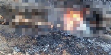 Calcinan a 2 mujeres y las arrojan a la carretera.