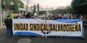 Trabajadores de PDDH se manifiestan exigiendo sus derechos.