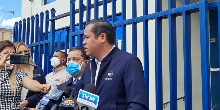 Ministro de Hacienda interpone aviso fiscal contra 3 evasores
