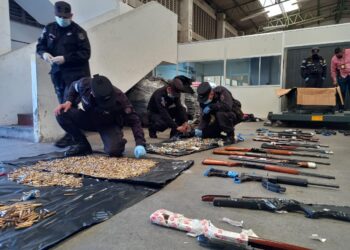 Decomisan lote de armas en furgón proveniente de Honduras.