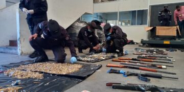 Decomisan lote de armas en furgón proveniente de Honduras.