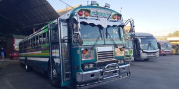 Buses que hacen su recorrido de Ahuachapán a San Salvador y viceversa amanecieron en paro este martes por presuntas extorsiones.