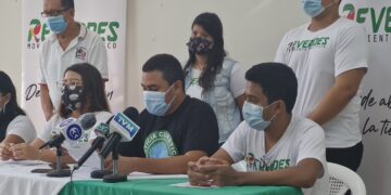 Jóvenes preocupados por la falta de justicia social en El Salvador y la crisis económica.