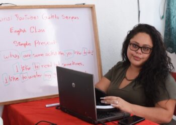 “Gatita” Serpas ayuda a salvadoreños con proyecto de Inglés.