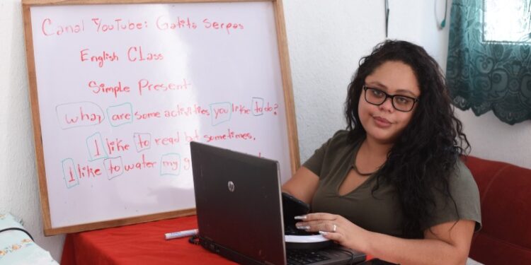 “Gatita” Serpas ayuda a salvadoreños con proyecto de Inglés.