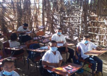 Con palmeras y lamina, así construyeron un Centro Escolar en Chapeltique.