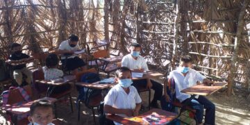 Con palmeras y lamina, así construyeron un Centro Escolar en Chapeltique.