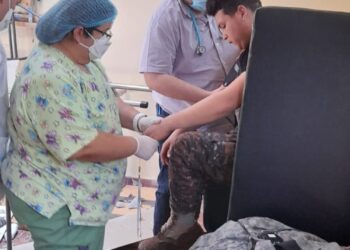 Paracaidista impacta en unidad de salud.