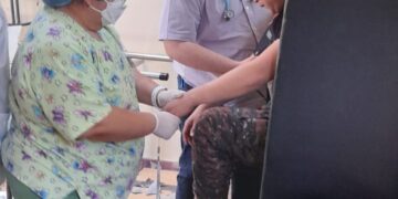 Paracaidista impacta en unidad de salud.
