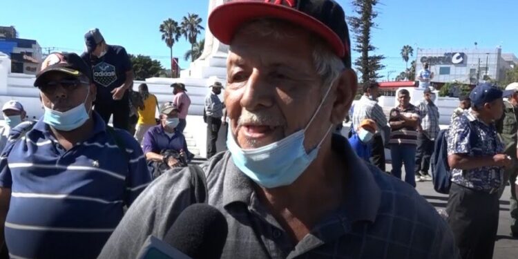 Veteranos de guerra marcharon hasta CAPRES exigiendo sus derechos.