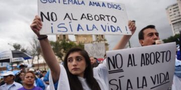 Guatemala aprueba polémica ley que criminaliza el aborto espontáneo.