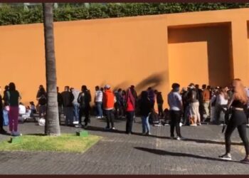 Fans de Bad Bunny le botan la venta a comerciante.