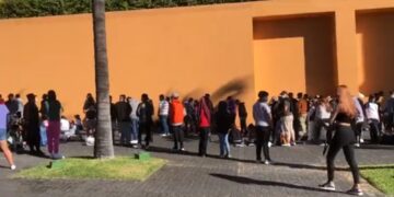 Fans de Bad Bunny le botan la venta a comerciante.