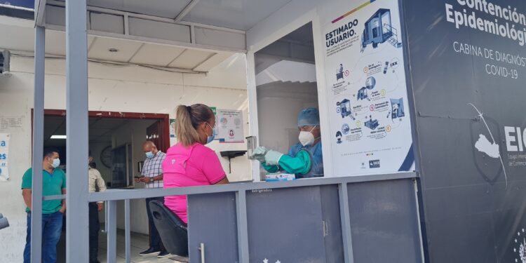 El Ministerio de Salud cada día suma nuevos casos covid a las estadísticas y gran parte de la población salvadoreña continua temerosa.