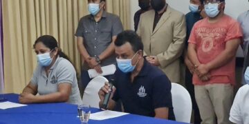 Familiares de víctimas de masacre en El Mozote rechazan remodelación del lugar.