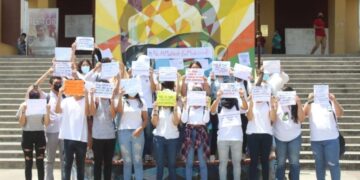 Estudiantes de Medicina de UES se pronuncian denunciando maltrato