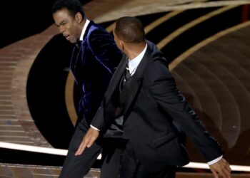 Will Smith golpea a presentador, tras broma hacia su esposa.
