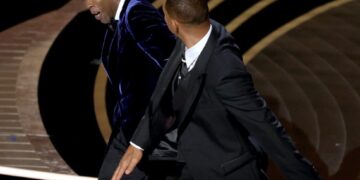 Will Smith golpea a presentador, tras broma hacia su esposa.
