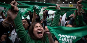 Colombia despenaliza el aborto, feministas celebran la decisión.