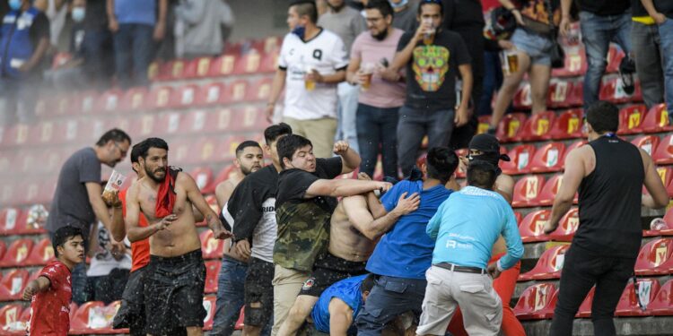 FIFA no castigará hechos violentos en fútbol mexicano.