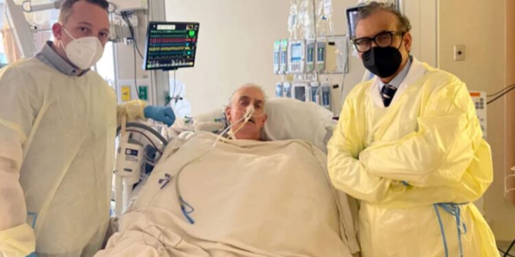 Fallece hombre que recibió trasplante de corazón de cerdo.