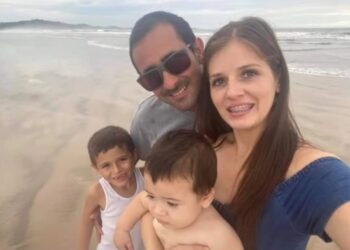 Hombre asesina a puñaladas a su esposa y huye con el hijo de ambos.