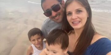 Hombre asesina a puñaladas a su esposa y huye con el hijo de ambos.