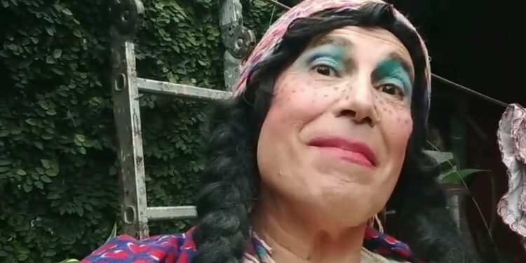 La Tenchis vende saludos a $2.