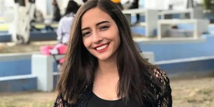 Revelan nuevo video donde se ve a Debanhi forcejeando con un hombre.