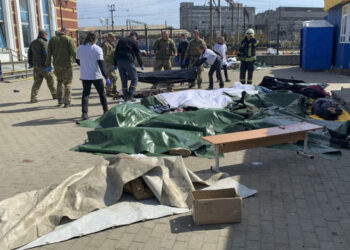 Decenas de muertos y heridos, tras ataque ruso en estación de tren.
