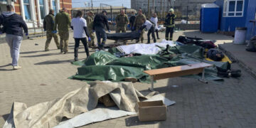 Decenas de muertos y heridos, tras ataque ruso en estación de tren.