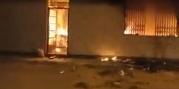 Población quemó vivienda de violador de niña de 3 años.