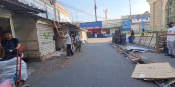 Vendedores desalojan calle Rubén Darío en San Salvador