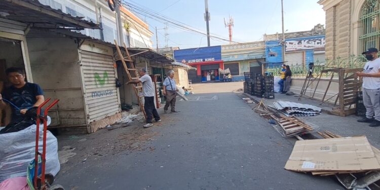 Vendedores desalojan calle Rubén Darío en San Salvador