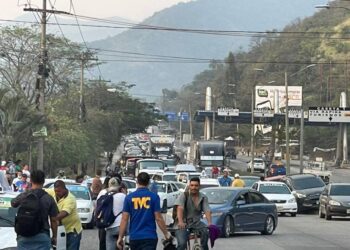 Transportistas paralizan Honduras, para presionar al gobierno.