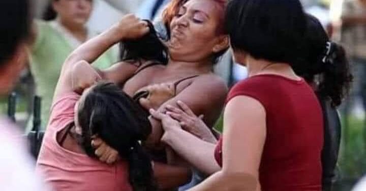 ¡Soltala Yanira! La influencers protagonizó escándalo en el centro de S.S.