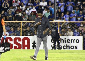 Director técnico de Águila sufre ataques racistas.