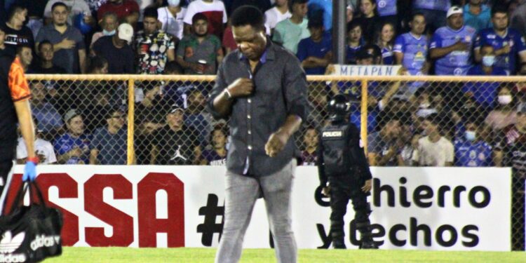 Director técnico de Águila sufre ataques racistas.