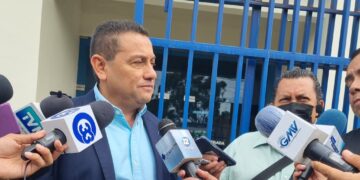 Ministro de trabajo presenta avisos contra empresas