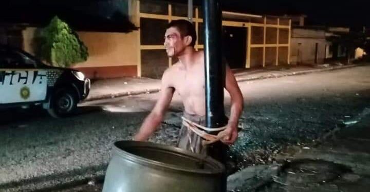 Guatemaltecos “amarran” a un pandillero salvadoreño que cometía asaltos.