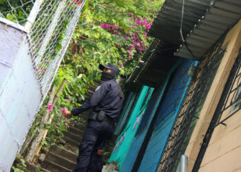 Presunto pandillero se escondió en un barril  para no ser detenido.