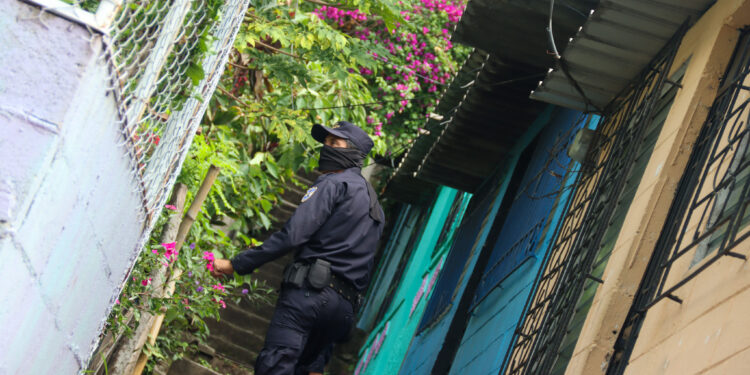 Presunto pandillero se escondió en un barril  para no ser detenido.