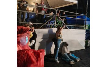 Niegan ingreso de silla de ruedas a joven discapacitada, al concierto de Danny Ocean.