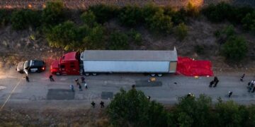 Migrantes muertos fueron rociados con condimento para carne.