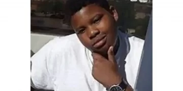 Joven fallece tras caer de juego mecánico en Orlando.