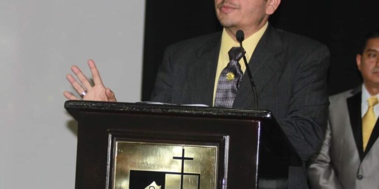 Pastor y director de colegio muere en centro penal.