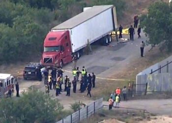 50 migrantes mueren asfixiados, tras ser abandonados al interior de camión.