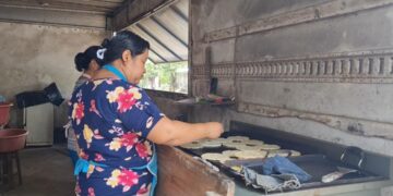 Vendedoras afectadas por alza en precios del maíz.