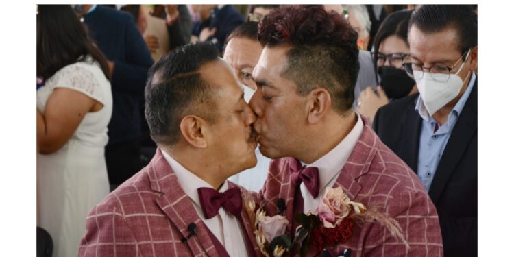121 parejas LGBTI contraen matrimonio en México.