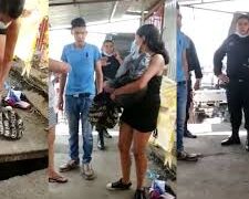 Policía capturó a mujer que cargaba cadáver de bebé en brazos.